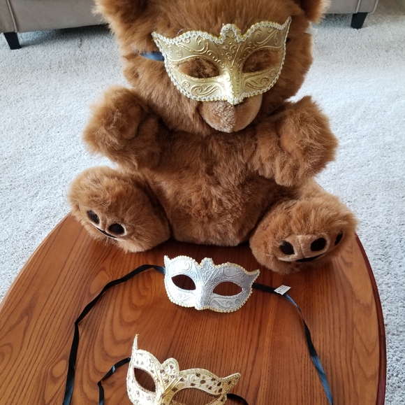 Sparkly new decorative eye masks - Picture 2 of 7